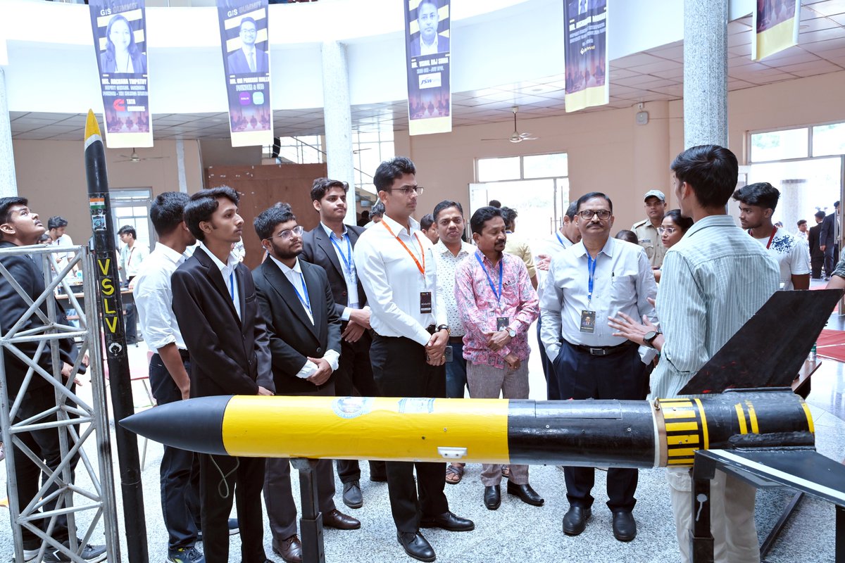 VSSUT_official's tweet photo. 🚀 #VSSUT unfolds a new chapter in industry–academia collaboration!

On its Platinum Jubilee year, #VSSUT Burla proudly hosted the Global Industrial Summit–2026 under the theme “Where Vision Meets Opportunity.” 🌍

The summit brought together industry leaders, academicians, and students to explore Industry 5.0, AI, startups, skill development, and future career opportunities.

Chief Guest Shri Rehan Khatri, IAS, Commissioner, Sambalpur Municipal Corporation, inspired young minds, emphasizing innovation, research, and entrepreneurship as key drivers of India’s industrial future. 💡

With active participation from faculty, industry experts, and vibrant student clubs, the event created a powerful platform for collaboration and growth.

✨ A step forward towards bridging academia and industry for a smarter, skilled, and innovative future!

@EduMinOfIndia
@AICTE_INDIA
@ugc_india
@SDTEOdisha