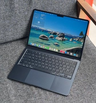 Anaya_sharma876's tweet image. Give me one reason...   To choose a Macbook Laptop 
over a Windows ?