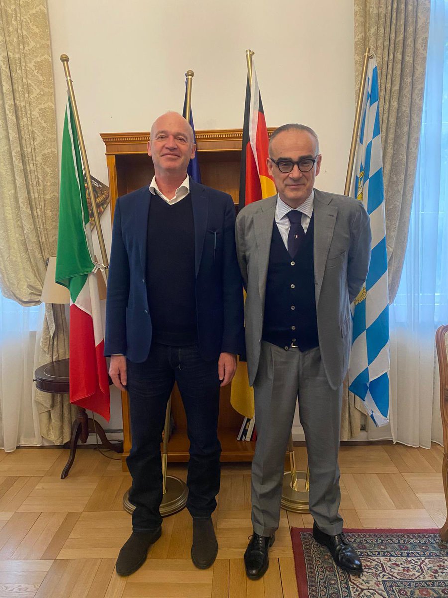 FaustoPanebian2's tweet photo. Oggi in Consolato Generale con due protagonisti della stampa italiana e tedesca: @ValentinaLinz e Stefan Ulrich #CorrieredItalia @SZ #DiplomaziaPubblica https://t.co/uoKjlnQ0XE