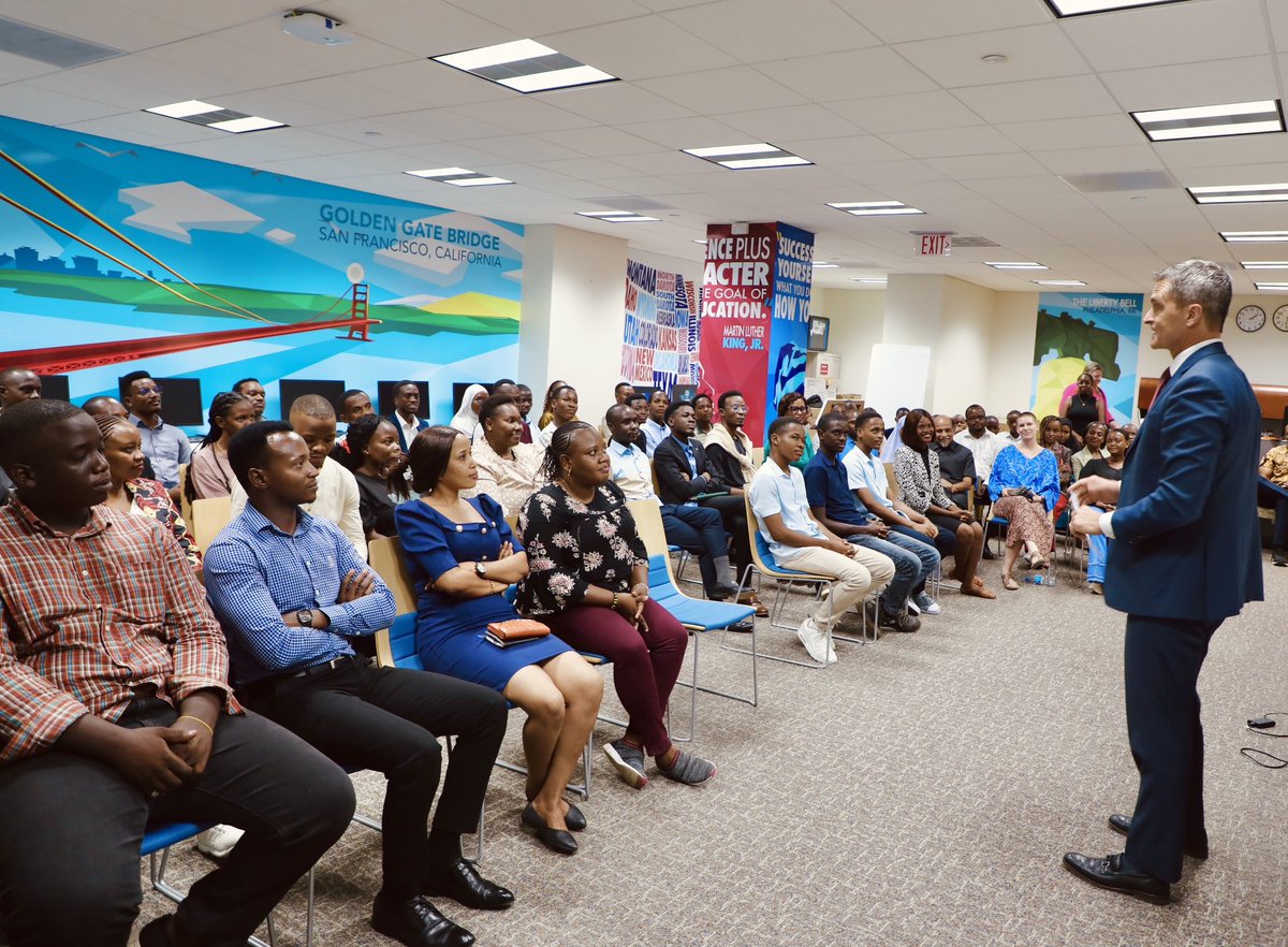 usembassytz's tweet photo. “Tutaendelea kutafiti. Tutajenga. Tutahamasisha.” – Mwanaanga wa NASA Artemis II, Christina Koch

Jumamosi usiku, safari ya NASA ya Artemis II ilihitimisha safari ya siku 10 iliyovutia na kuhamasisha, ikiwafikisha wanaanga wake mbali zaidi kuliko binadamu yeyote amewahi kufika. Jumatatu wiki hii, kundi la wanafunzi wabunifu 🇹🇿, walimu, na wanasayansi walikusanyika katika Kituo cha Kimarekani (American Center) kuangalia tena kurejea kwa wanaanga hao duniani na kuonesha ushirikiano unaoimarika kati ya Marekani na Tanzania katika masuala ya Sayansi, Teknolojia na Hisabati (STEM) na sayansi ya anga.
Vijana hawa wenye ujuzi na weledi watasaidia  kuandika sura inayofuata katika simulizi la uchunguzi wa anga. 
#Freedom250