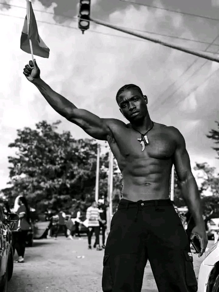 Jojooflele_'s tweet image. VeryDarkMan didn’t just show up out of nowhere he took these  pictures during the 2020 end sars protest..

The first picture was taken on 17 October 2020..

The second picture was taken on 20 October 2020 -- the very day of the Lekki Toll Gate incident.

So if you think VDM just