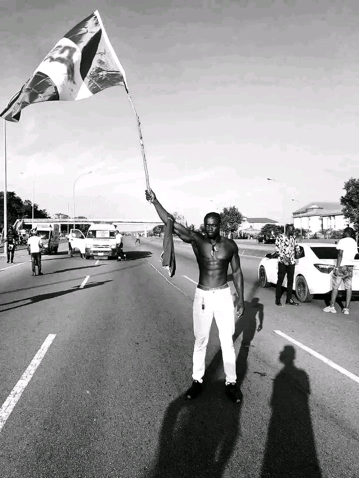Jojooflele_'s tweet image. VeryDarkMan didn’t just show up out of nowhere he took these  pictures during the 2020 end sars protest..

The first picture was taken on 17 October 2020..

The second picture was taken on 20 October 2020 -- the very day of the Lekki Toll Gate incident.

So if you think VDM just