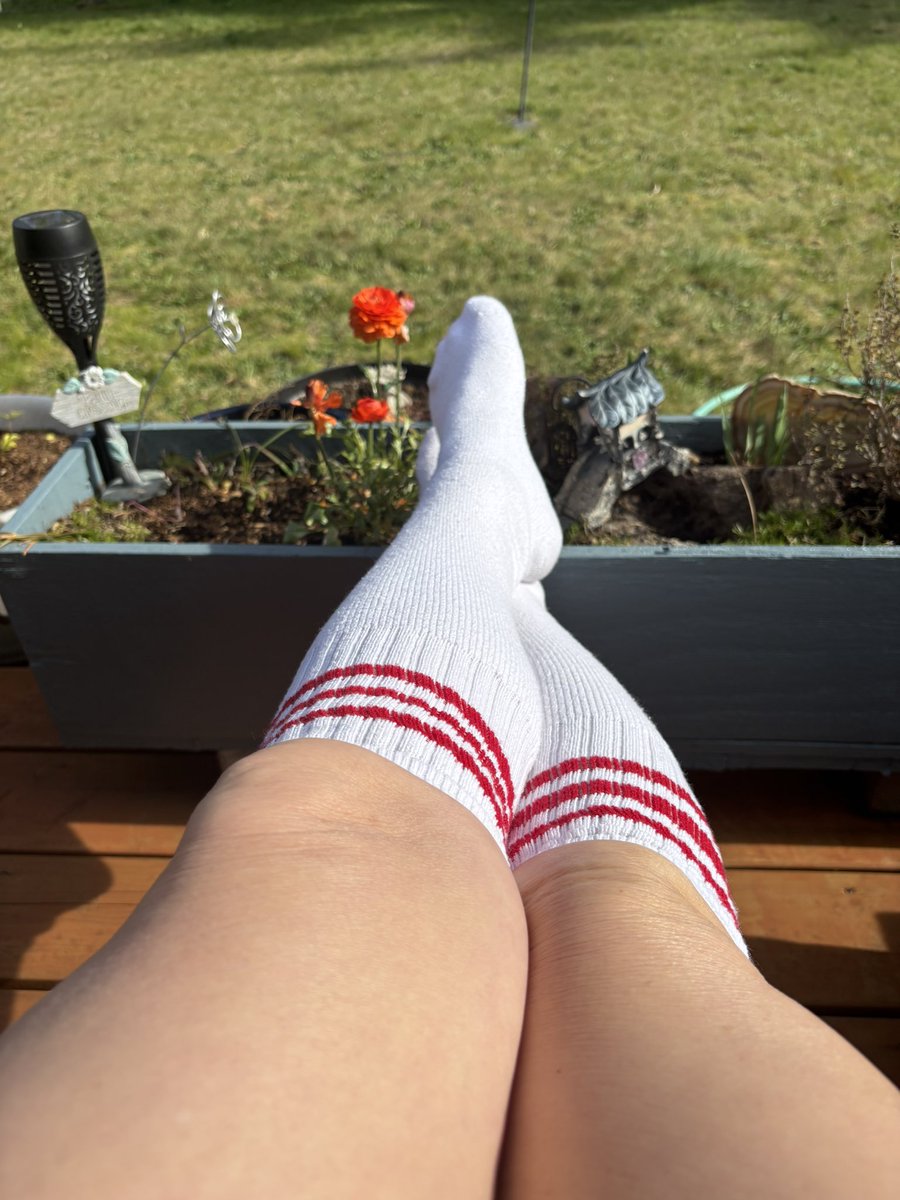 DaphneDelicious's tweet photo. Now that was a good workout! Now time to relax &amp; enjoy the sunshine for a bit. 

#tubesocks #athleticsocks #stripedsocks #postworkoutselfie #milflife #onlyfans https://t.co/MsM32M5GNy
