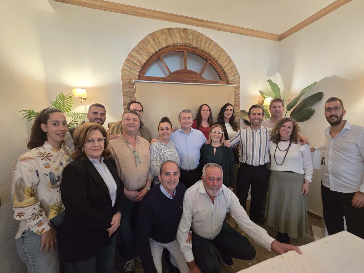 antoniosanz's tweet image. Este mediodía me he reunido con alcaldes y representantes de las barriadas rurales y ELAS de #Jerez para escuchar, dialogar y seguir construyendo futuro entre todos.

El Gobierno de @JuanMa_Moreno lo tiene claro: cercanía, compromiso y soluciones reales para que nadie se quede