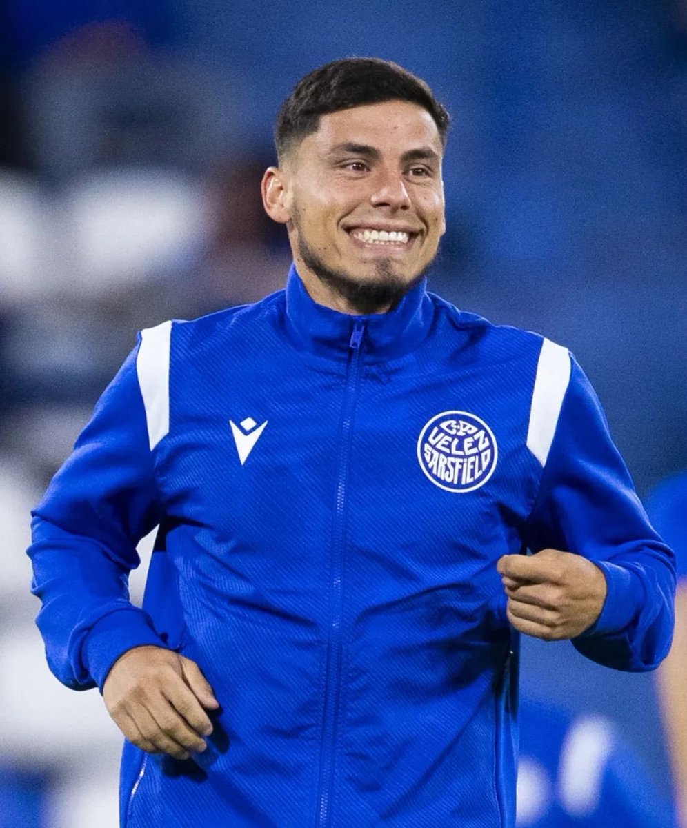 velezafondo's tweet photo. La sonrisa de un hombre que volvió a sumar minutos tras su lesión 😁💙

¡Vamos, Rober! 💪🏼 https://t.co/MsR0UxmMoF