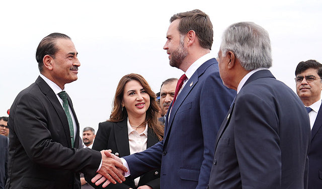 ترامب لنيويورك بوست: قائد الجيش الباكستاني يقوم بعمل رائع في المحادثات مع إيران