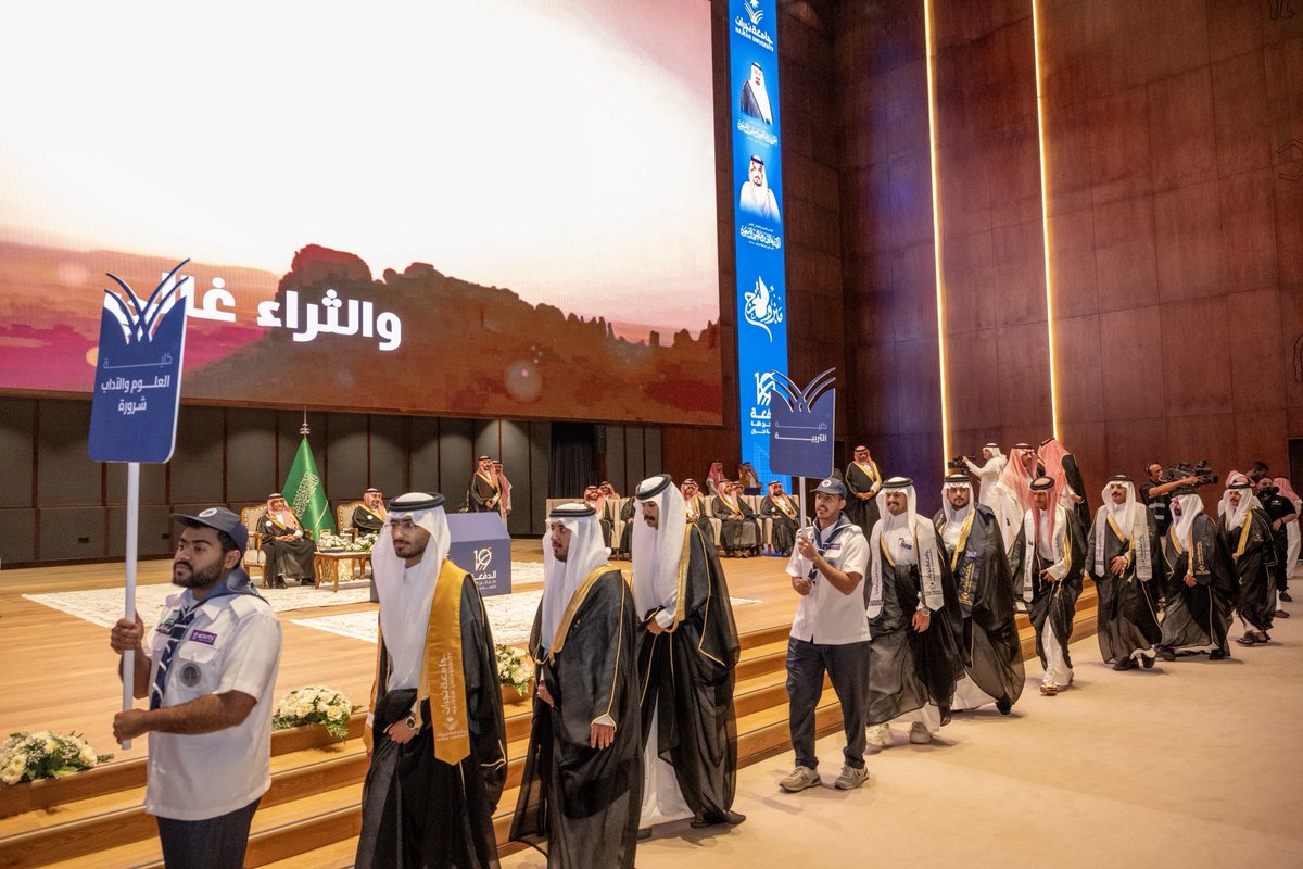 واستعرض الخريجون مسيرةً أمام راعي الحفل، أعقبها أداء القسم، معاهدين الله على تسخير جهودهم لخدمة دينهم، ثم مليكهم، ووطنهم.