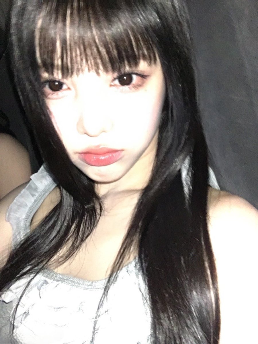 prettyians's tweet photo. # . . just a girl and her late-night glow, with pouty lips and sparkly thoughts floating around ☁️ https://t.co/yNHMPy5J9a