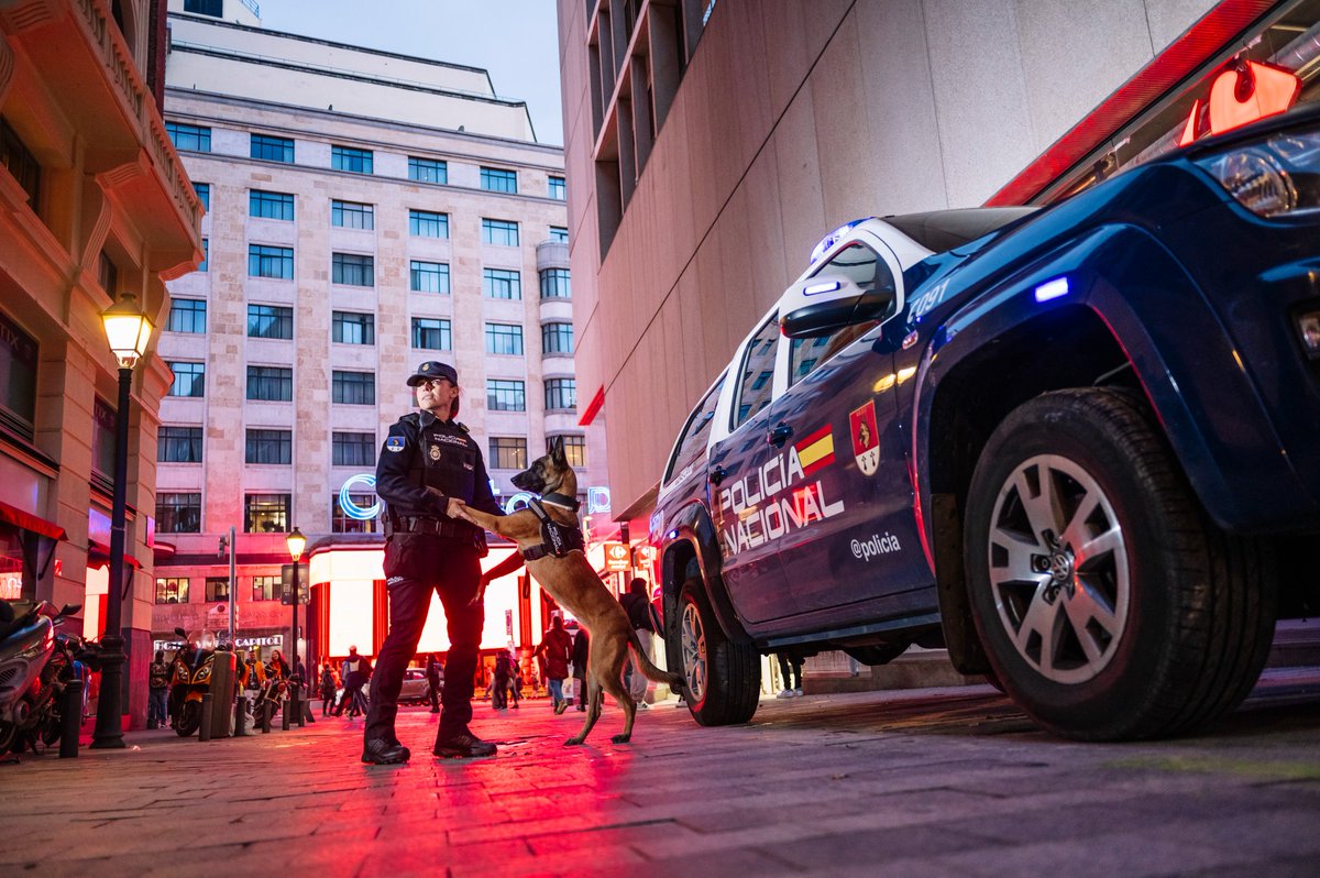 policia's tweet image. La #seguridad no descansa porque, mientras tú lo haces, nosotros os seguimos protegiendo a todos

Nuestra misión es clara👉mantener las calles más seguras 

#BuenasNoches 🌙