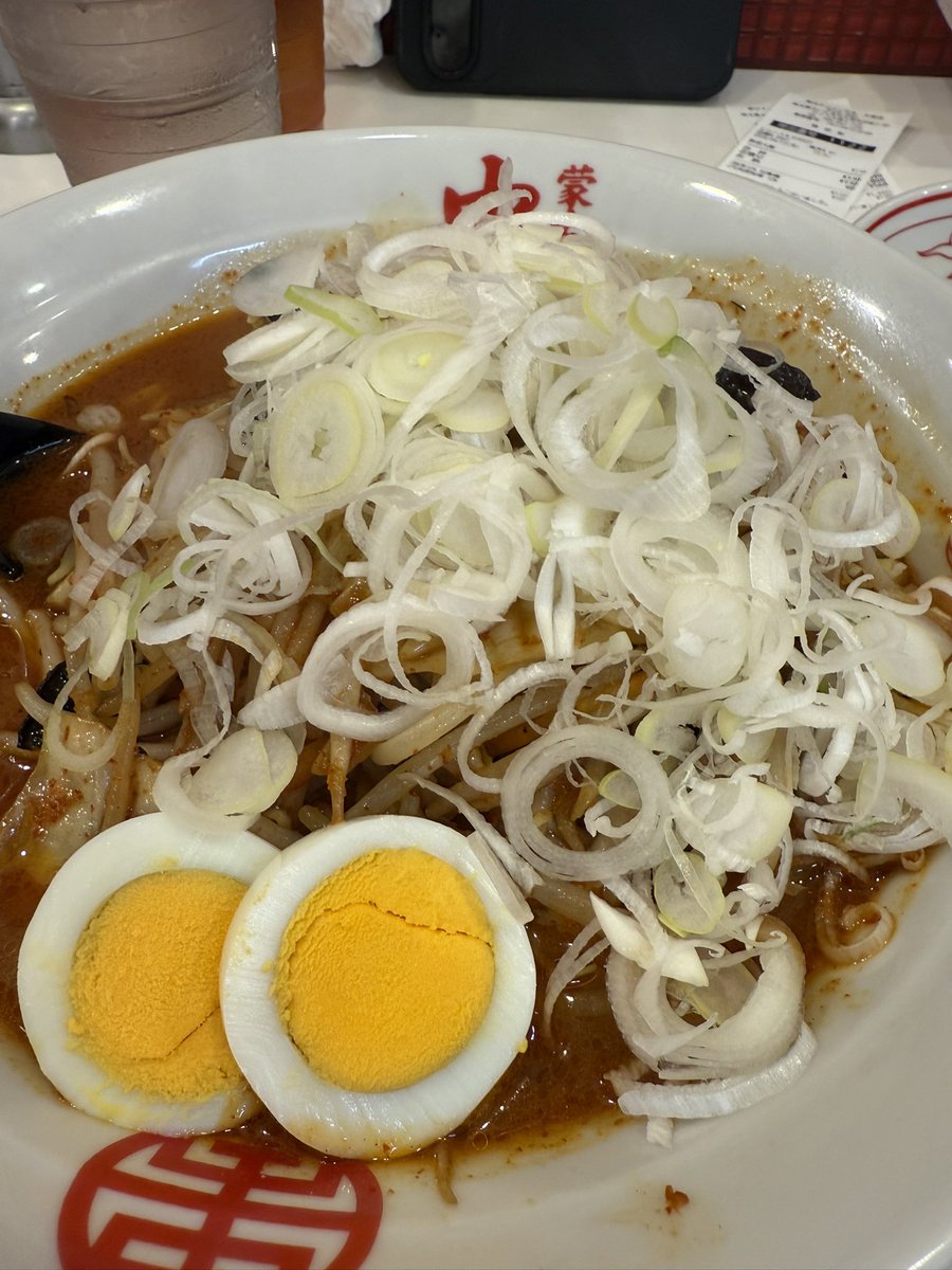 STtmax's tweet photo. 北極やさいシャキシャキにネギトッピング
いつもよりデカい丼で来たw
麺は普通なんだけどな

久しぶりの中本は手強かったがその後の経過は想定の半分で済んだ👏
食前食後の乳製品ケアが効いたか？

若干消化不良（もっと食えたはず）なので近々また行こう https://t.co/HFqMJ98Xka