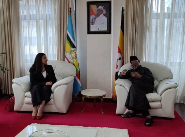 Emb. Fátima Fernandes sostuvo un cordial encuentro con S.E. Odongo Jeje Abubaker en el <a href="/UgandaMFA/">Ministry of Foreign Affairs - Uganda 🇺🇬</a>.
Un espacio de diálogo que reafirma los lazos de amistad entre Venezuela y Uganda y nuestra apuesta por la cooperación Sur-Sur.
🇻🇪🤝🇺🇬
#DiplomaciaBolivarianaDePaz 
<a href="/Cancilleria_ve/">Min. del P.P. para Relaciones Exteriores</a>
