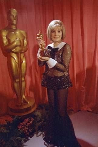 CitizenScreen's tweet image. Katharine Hepburn and Barbra Streisand tied for the Best Actress Academy Award on April 14, 1969, at the 41st #Oscars. Hepburn won for THE LION IN WINTER and Streisand for FUNNY GIRL. 

“Hello, gorgeous!”