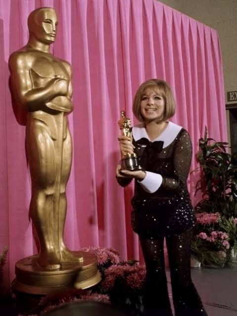 CitizenScreen's tweet image. Katharine Hepburn and Barbra Streisand tied for the Best Actress Academy Award on April 14, 1969, at the 41st #Oscars. Hepburn won for THE LION IN WINTER and Streisand for FUNNY GIRL. 

“Hello, gorgeous!”