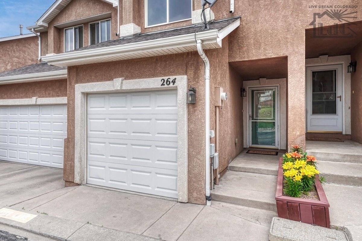 LaurenDCollier's tweet image. Featuring wood floors on main and upper levels, this pet-free and smoke-free home is newly repainted and re-carpeted.
livedreamcolorado.com/westside-townh…
#WestsideLiving #MountainViews #HomeSweetHome #ColoradoSprings