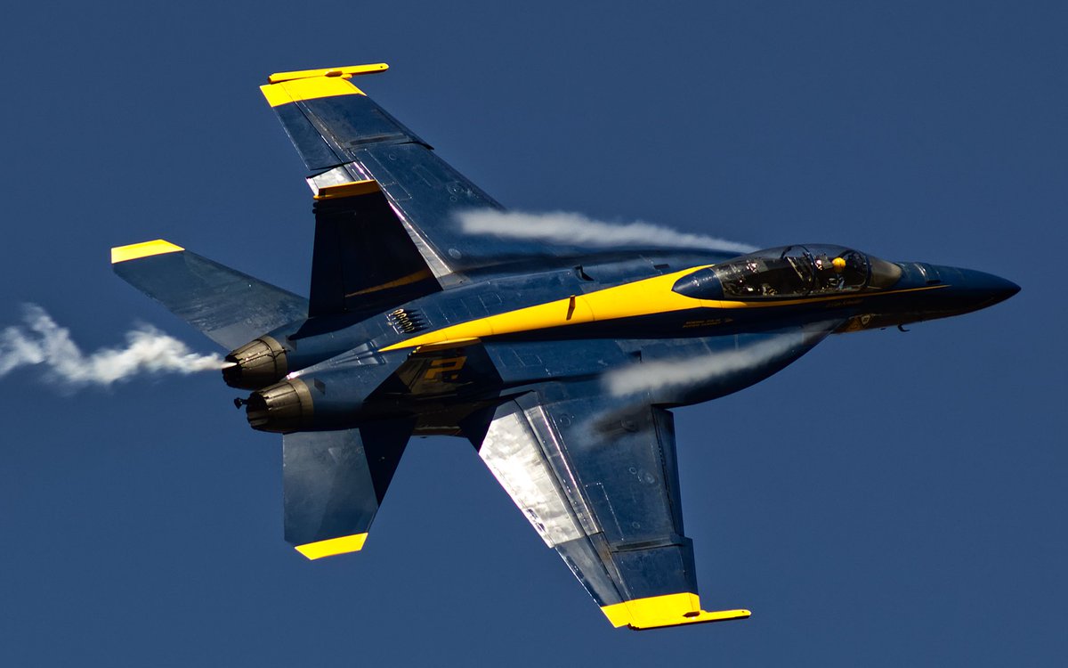 Wyattrocket56's tweet image. Blue Angel 2 breaking right over NAS Meridian

#military #aviation #navy #blues #photo