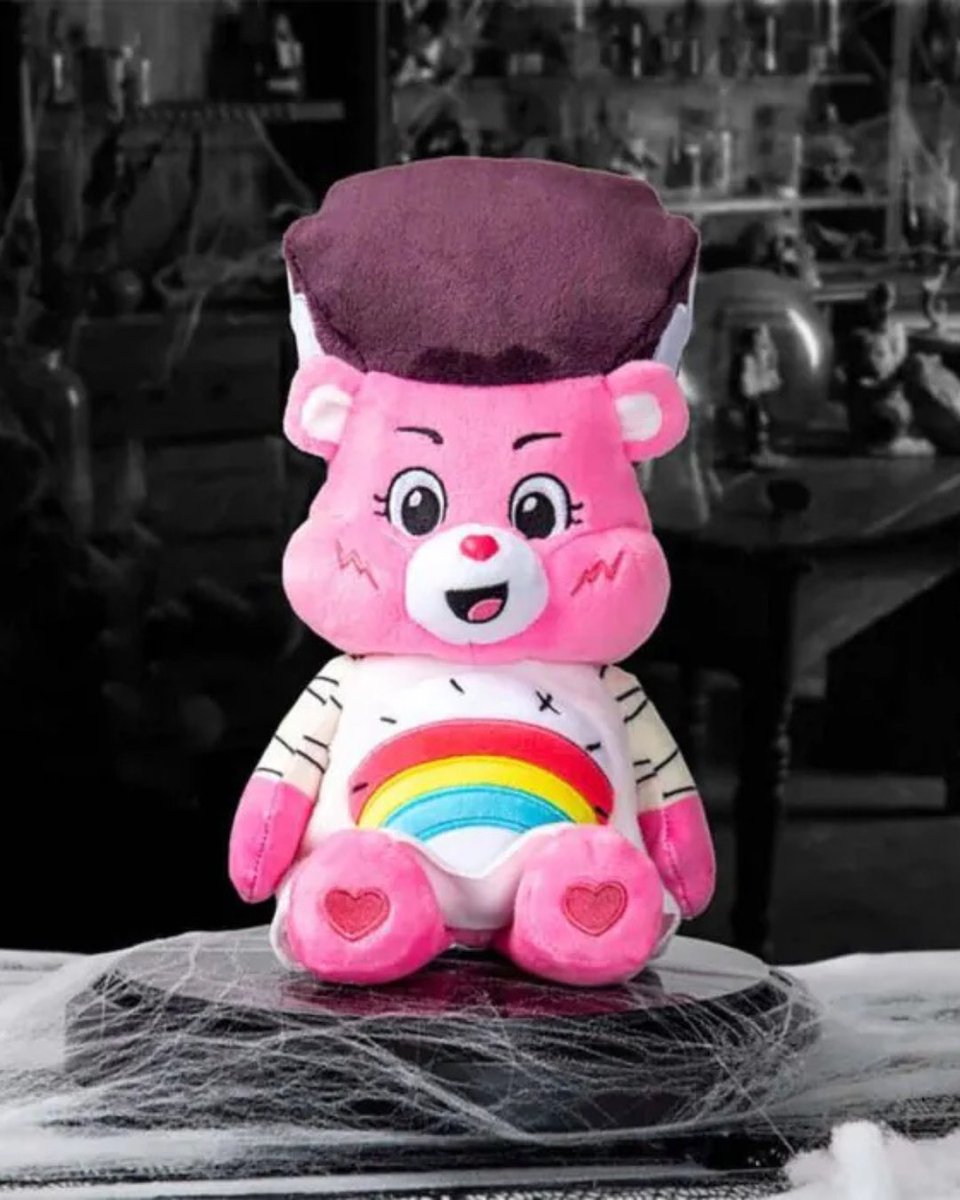 Teddybearland's tweet image. Enjoy seeing Cheer Bear dressed up as the Bride of Frankenstein, meticulously designed to embody the essence of this classic Universal Monster! 🩷

Available now: ow.ly/kLOU50YI70c

#teddybearland #carebears #universalmonsters #teddybear #softtoys