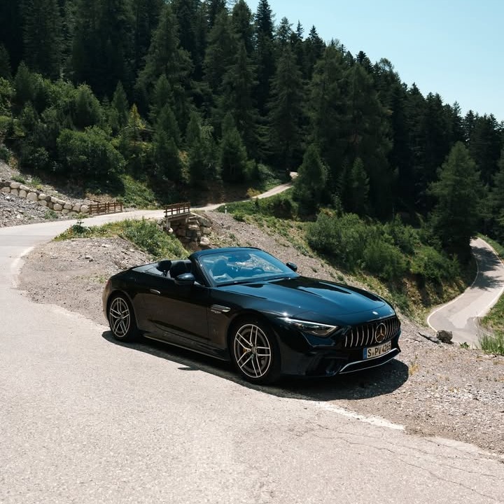 MercedesBenz's tweet image. Soft top, but hard launch - we're in love with the Mercedes-AMG SL.

📷 georgecolbeanu (IG) for #MBcreator

#MercedesBenz #MercedesAMG 

[Mercedes-AMG SL 63 4MATIC+ | Energieverbrauch kombiniert: 13,4‒13 l/100 km | CO₂-Emissionen kombiniert: 306‒296 g/km | CO₂-Klasse: G]