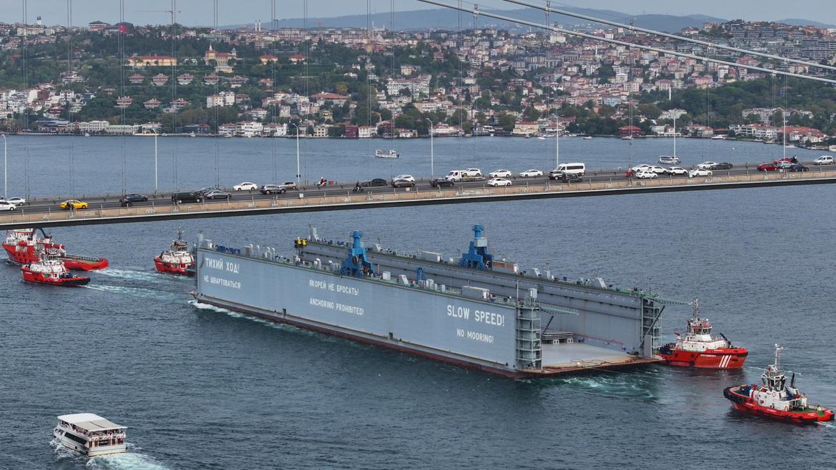 Knowledge_ilker's tweet image. #LOADİNG
🌍 #Dünya yine #Türkiye’deki boğazlara odaklandı

⚠️ #Hürmüz Boğazı’nın paralı hale gelme ihtimali, Türkiye’deki boğazların statüsünü yeniden tartışmaya açtı.
📜 Uluslararası anlaşmalara göre doğal boğazlardan geçiş için ücret alınamıyor.

🚢 Türkiye bu nedenle Kanal
