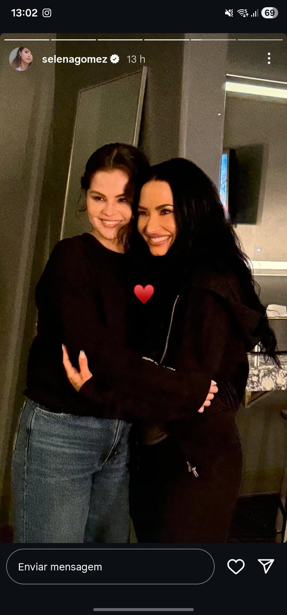handstorevivals's tweet photo. EU ESTOU SONHANDO OU VEJO SELENA GOMEZ E DEMO LOVATO JUNTAS EM 2026? https://t.co/kyOI8962BP