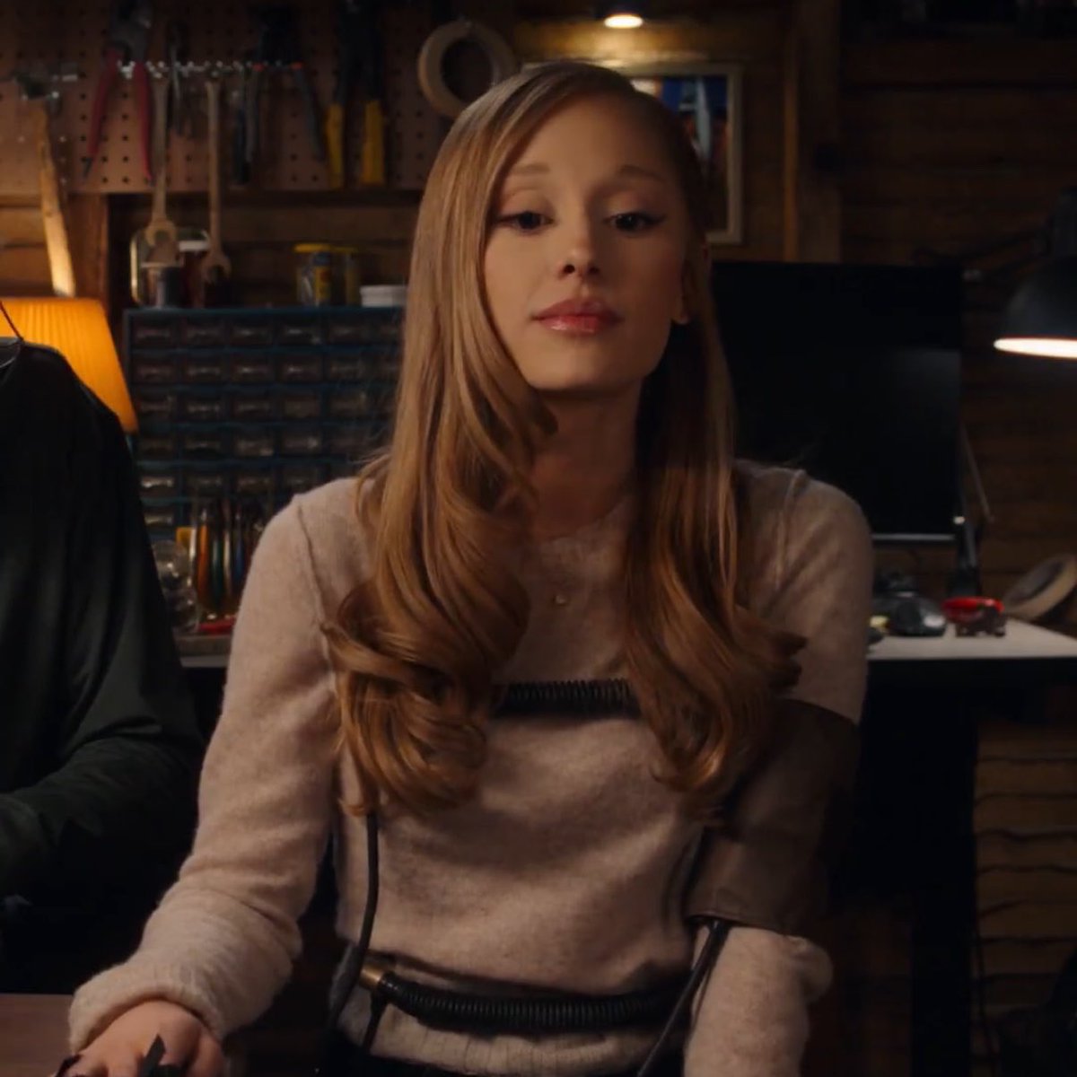 TeamArianaBE's tweet image. #PHOTOS: Voici les premières images teaser de « Focker in-law » avec Ariana.