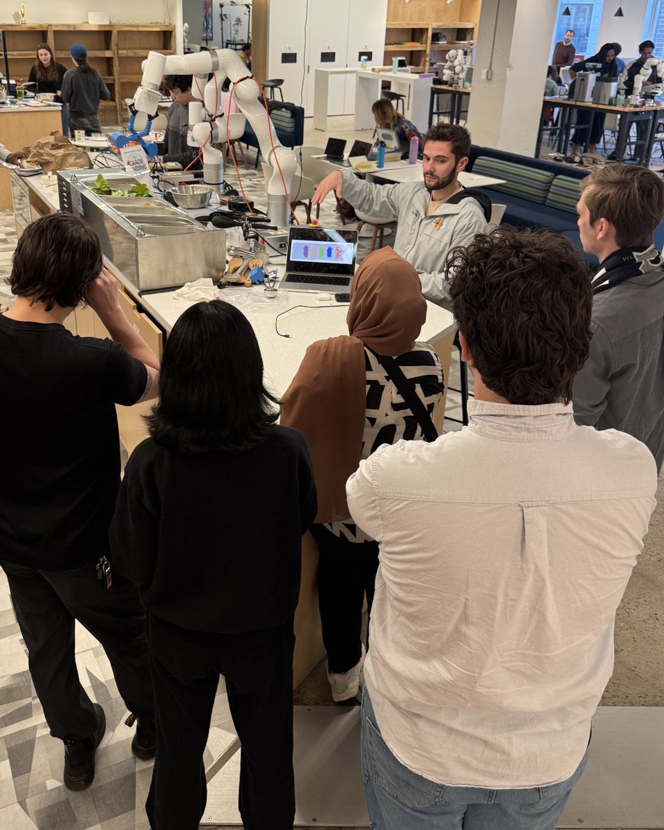 viamrobotics's tweet photo. @FordhamFoundry came by our offices last week
 
They played chess against a robot, toured the lab, &amp; heard from Gambit Robotics founder @nicole_maffeo  on building on Viam.

One key takeaway: the faster you cut iteration cycles, the faster you go from idea ➡️ real product https://t.co/hRlKNTlPRE