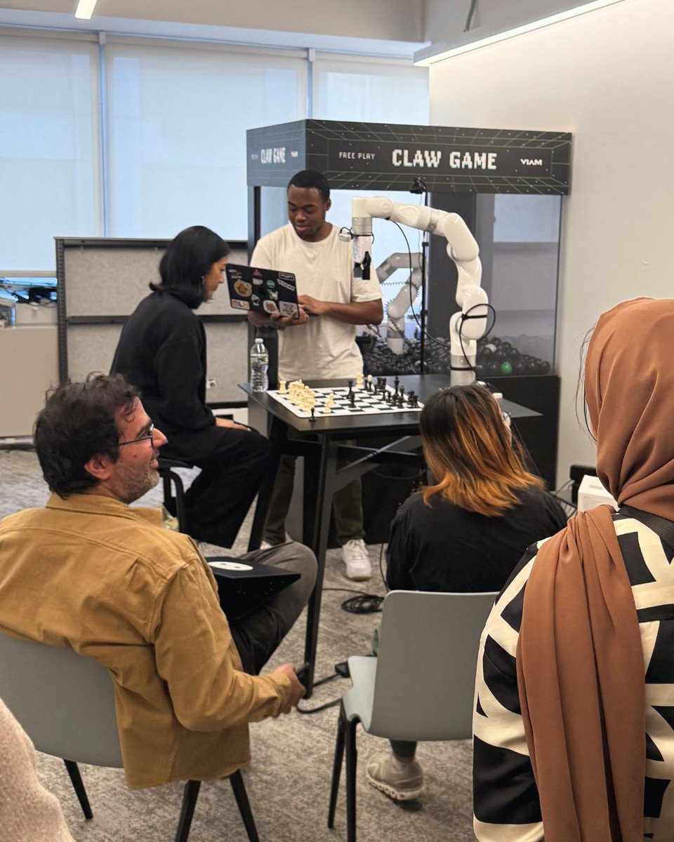 viamrobotics's tweet photo. @FordhamFoundry came by our offices last week
 
They played chess against a robot, toured the lab, &amp; heard from Gambit Robotics founder @nicole_maffeo  on building on Viam.

One key takeaway: the faster you cut iteration cycles, the faster you go from idea ➡️ real product https://t.co/hRlKNTlPRE