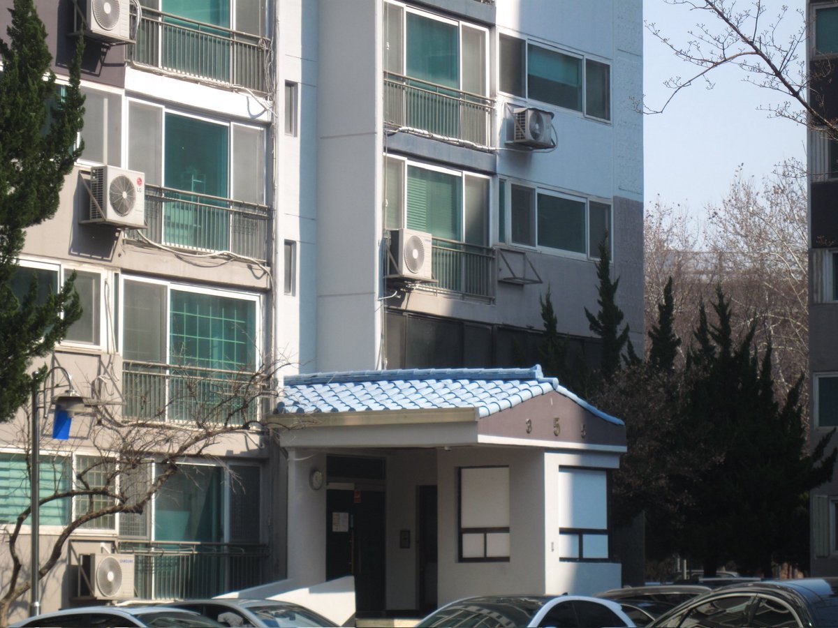 글고 개인적으로 진짜 쉽게 접할수있는데 한국스럽다 느끼고 좋아하는 것 : 구축 아파트단지…
지상주차장 있고 뭔가 멋스럽게 생긴 경비실 있으면 됨