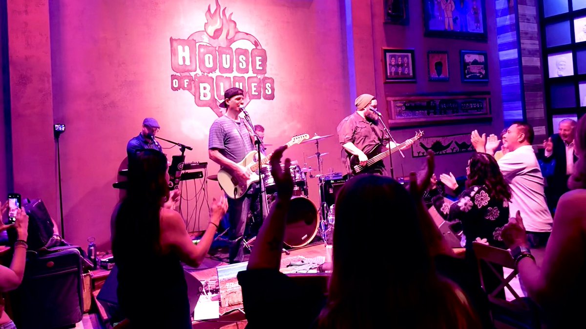 Headshine tweet media