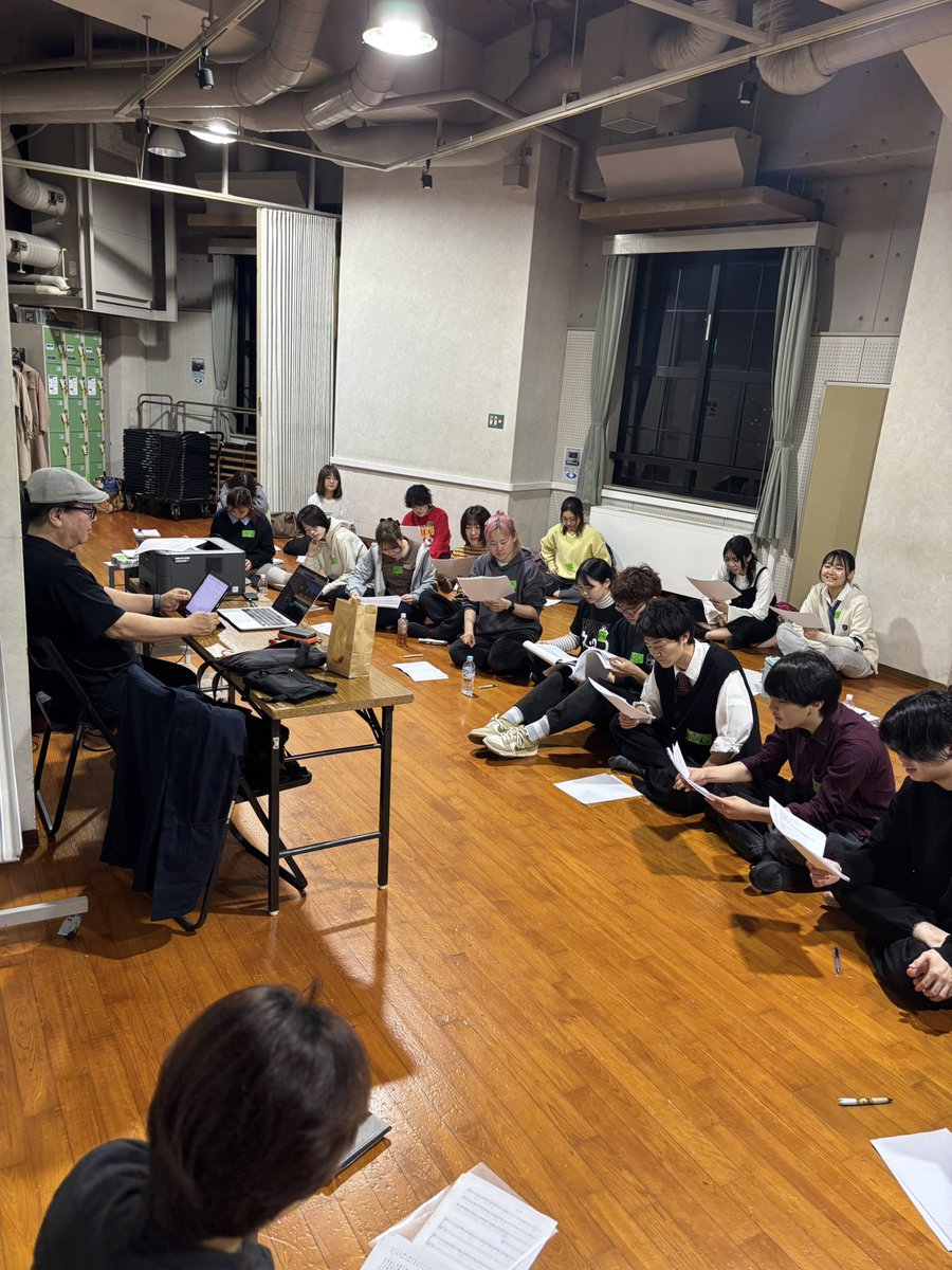 alktheater's tweet image. 本日はかあさんから差し入れいただきました。ありがとうございます❣️
今日は又八さんの発声方法についてワークショップ形式でレクチャーを受けました。
呼吸は大事‼️頑張ります。
そのあとは本読み。
まだ役は決まってないけれど色々な役の幅が見れて楽しい。
#STAYGOLD
#劇団アルクシアター