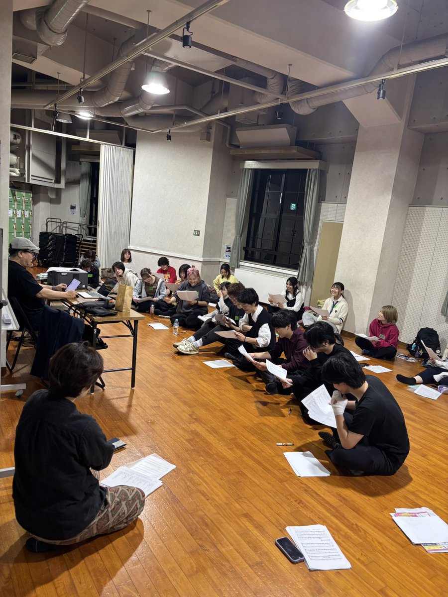 alktheater's tweet image. 本日はかあさんから差し入れいただきました。ありがとうございます❣️
今日は又八さんの発声方法についてワークショップ形式でレクチャーを受けました。
呼吸は大事‼️頑張ります。
そのあとは本読み。
まだ役は決まってないけれど色々な役の幅が見れて楽しい。
#STAYGOLD
#劇団アルクシアター