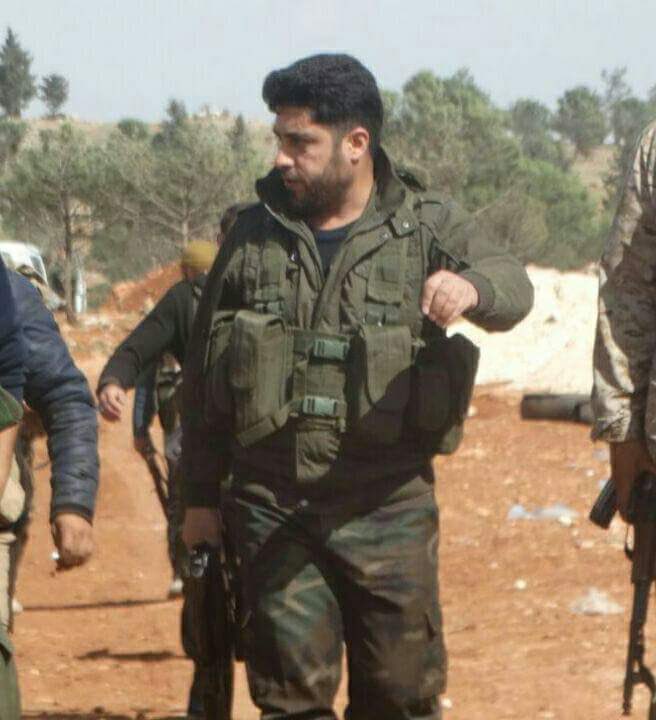 asseraaalsham's tweet photo. #سرقة_الثورة
- الثورة هي نضال وجهاد تراكمي في كل حي وبلدة قامت الثورة على دماء مليون شهيد لكن هناك أبطال سطروا ملاحم حقيقية لا تنسى وكانت نقاط فارقة في الثورة.
- جمال معروف كان هو ومجموعته كانوا أول من هاجموا حاجزاً في بلدته ( دبر سنبل) بالسكاكين وغنموا أول مضاد ٢٣ في الثورة.
- أبو طلحة أحرار الشام كان هو ومجموعته أول من غنم حاجزين كاملين بعتادهما في الغاب بدون إطلاق طلقة.
- أبو عيسى الصقور كان ثاني من حرر بلدته ( سرجة) بعد دير سنبل
- كذلك ثوار القدم والقابون والغوطة الشرقية وبرزة البلد في دمشق حرروا أحياءهم بزنودهم
- لواء التوحيد أول من حرر ثكنة هنانو ومقر الشرطة العسكرية وعشرات الحواجز في حلب وسيطروا على سيف الدولة وصلاح الدين.
- أبو الزبير وأبو عمر فرا وأبو عبيدة ( لاحقاً صاروا لواء الإيمان) مع ثوار الحميدية كانوا أول من حرر أحياء داخل مدينة حماه
- الفاروق وثوار بابا عمرو ولواء الحق كانوا السبّاقين في تحرير كل مدينة حمص تقريباً
كل هذا ولم تكن وقتها جبهة النصرة حررت حاجزاً واحداً لوحدها ، كل عملها وقتها ضربت فرع أمن الدولة في كفرسوسة راح ضحيتها مدنيين ثم فرع الأمن العسكري بحلب ومطعم قطر الندى في حماه وهاتين كانتا عمليتين ناجحتين مقارنة بعملية كفرسوسة التي كان أبو عائشة ( أسعد الشيباني) يصورها من جبل قاسيون ولم تتبنى جبهة النصرة العملية لسببين:
١- تزامنت العملية مع قدوم اللجنة العربية برئاسة الدابي
- سقوط ضحايا مدنيين
- في ريف حماه سطُر الرائد هيثم خليف تقبله الله أبو طه ( شقيق العقيد محمد خليف قائد الفرقة الثانية) ملحمة يرويها زميله الرائد أبو أسامة الجولاني اسمعوها منه.
-يوم مجزرة التريمسة وتقدم الثوار لفك الحصار عن التريمسة ، كان هناك عائق وجود حواجز الجلمة وتلمح ، فتقدم الرائد أبوطه مع معاون له على حاجز مدرسة الجلمة على مسافة 300 متر عن المدرسة وقام برمي قذيفة آر بي جي  على الدبابة المتواجدة وتدميرها وهذا ما جعل رتل النظام ينسحب من البلدة.

- أثناء معركة تحرير حاجز حيالين وبمشاركة ثوار ريف حماة وإدلب قام إيضا برمي قذائف فراغية على الحاجز وقذائف القاذف N29
وانسحاب الحاجز تحت ضربات الثوار.

-قام الرائد هيثم خالد الخليف أبو طه ـ رحمه الله ـ مع مجموعة من ثوار جبل الزاوية في قرية إبديتا، بإعداد كمين لعدد من ضباط الجيش الذين عُرف منهم: ماهر خلوف، علي زيوت، وضابط ثالث لم يتمكن المصدر من التعرف عليه. وكان هؤلاء الضباط مشهورين في جبل الزاوية بممارسات وأفعال تشبيحية لأبناء الجبل.

حيث تم استهدافهم بكمين محكم عند مشروع إبلين على طريق إبديتا ـ بلين، وأدى ذلك إلى مقتلهم جميعاً.
وجاء هذا الاستهداف لطبيعة الشخصيات المستهدفة وأهميتها بالنسبة للنظام، ولما نُسب إليهم من إساءات في منطقة جبل الزاوية.

وعندما علم النظام بمقتل الضباط، أصيب بحالة من الهيستيريا، وبدأ حملة عنيفة تمثلت في قصف جنوني، ومداهمات، واعتقالات في المنطقة التي وقعت فيها الحادثة، نظراً لما شكلته من ضربة موجعة ومربكة لقواته في منطقة الجبل، والتي تعد من أهم الحوادث بعد انشقاق حاجز كفرحايا.
هذه قصة انشقاقه :