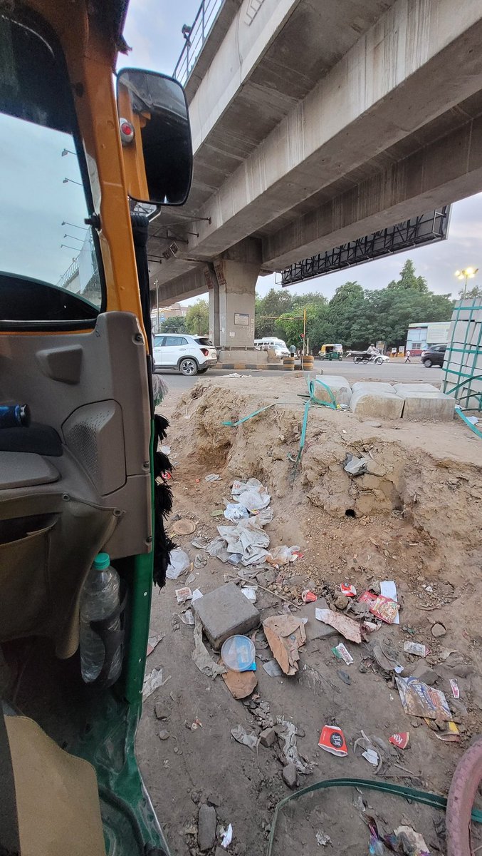 _payalroy's tweet photo. Seriously, what is this? Just another day navigating terrible roads. Why can’t we have clean, beautiful spaces to live in? Beyond pathetic.
📍 Sikandarpur, Gurgaon
#gurgaon #gurugram #sikandarpur

@cmohry @DC_Gurugram @MunCorpGurugram @NayabSainiBJP @PradeepIAS_HR @DC_Gurugram @OfficialGMDA @narharibanger @narendramodi @PMOIndia @DiprHaryana @YTKDIndia @ILoveGurgaon_in