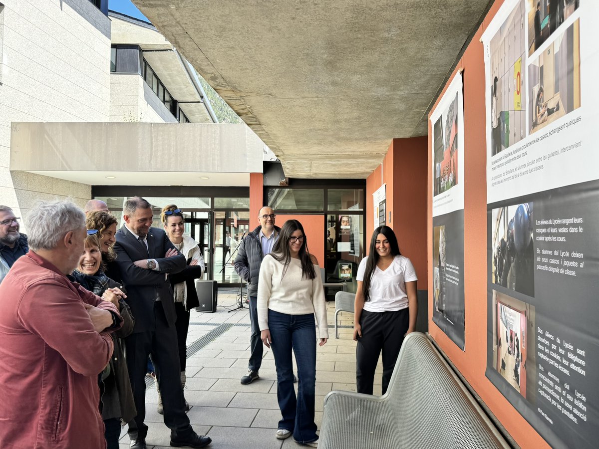 FEDA_Andorra's tweet photo. 👉 L’Escola Andorrana de Batxillerat ha acollit aquest dimarts la inauguració de la nova exposició fotogràfica impulsada per FEDA Cultura i l’Ambaixada de França a Andorra. La mostra s’emmarca dins del programa de la Saison Culturelle i compta amb la col·laboració de l’associació Visa pour l'Image.

🎓 Estudiants del Lycée Comte de Foix i de l’escola andorrana de Batxillerat es converteixen en protagonistes i autors d’una exposició que retrata el seu dia a dia als centres educatius, a través d’una mirada propera, íntima i autèntica.

🤝 El projecte neix d’un exercici d’observació mútua que posa en valor les similituds i les particularitats dels dos sistemes educatius del país.

📍 La mostra estarà exposada a l'escola andorrana de Batxillerat i posteriorment es traslladarà al Lycée Comte de Foix. La voluntat és que posteriorment es pugui veure també a la casa de guardes d’Engolasters, ampliant així el seu recorregut i apropant-la a diferents públics del país.

#FEDACultura #Exposició #AmbaixadaFrança #saisonculturelle #visapourlimage