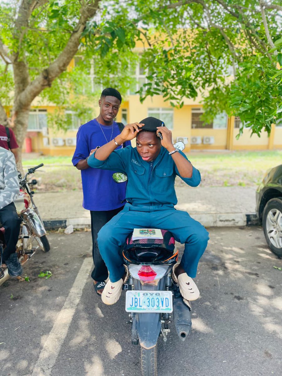 Prinn_cipal's tweet image. FYB Day 2– Back to school. 🎉

Representing community senior technical worksyard! 💚

#FUNAABFYB26