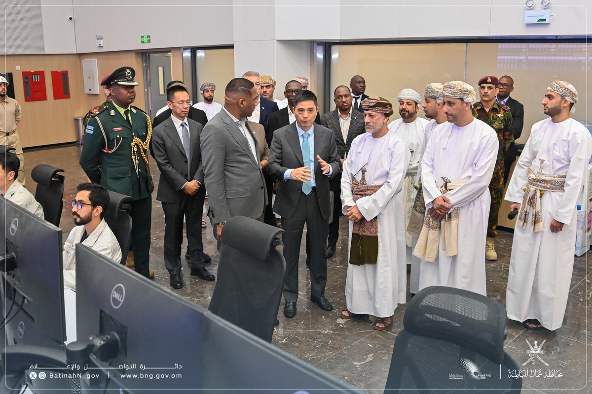 استقبل سعادة محمد بن سليمان الكندي، محافظ #شمال_الباطنة، اليوم، فخامة دوما جيديون بوكو، رئيس جمهورية بوتسوانا، والوفد المرافق له، وذلك خلال زيارتهم إلى ميناء #صحار والمنطقة الحرة في إطار زيارة عمل يقوم بها إلى #سلطنة_عُمان