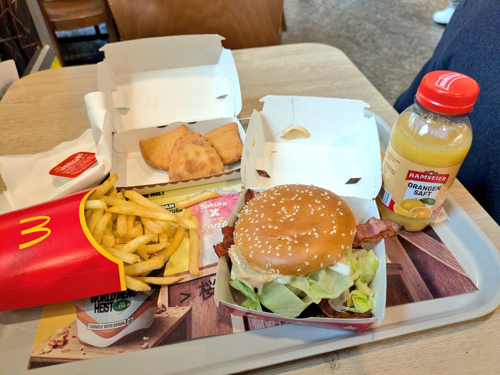 マクドナルド4000円…！
でも普通っぽいハンバーガーすごい美味しい。あとソースの種類がたくさんあって驚き。マリナーラソース選んでみたらトマトガーリックでめちゃ美味しかった。日本でも売って欲しい…