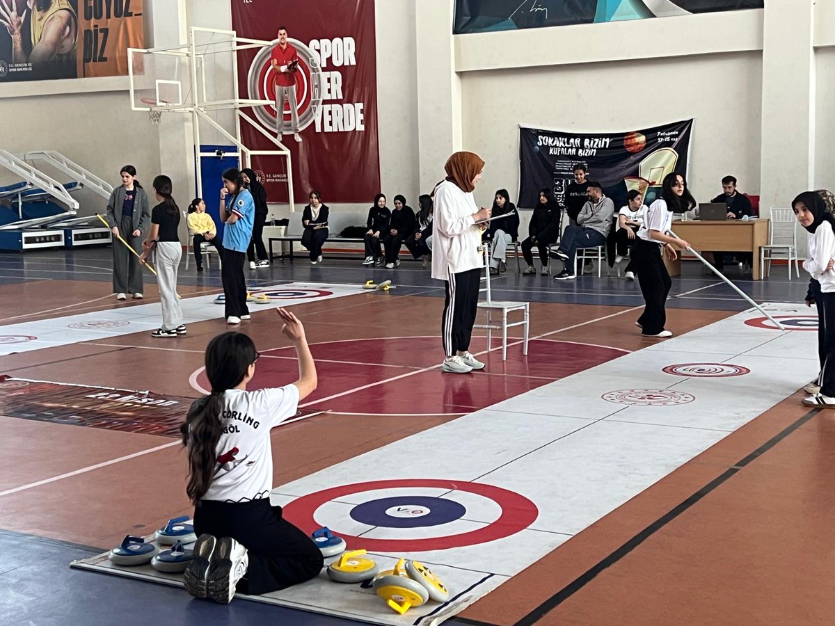 🎉 23 Nisan Ulusal Egemenlik ve Çocuk Bayramı Floor Curling Etkinliği 🎉

Çocuklarımızın enerjisi, sporun birleştirici gücüyle buluştu!
Floor Curling etkinliğimizde hem eğlendik hem de rekabetin keyfini yaşadık.

🏅 Takım ruhu
🎯 Strateji ve beceri
😊 Bolca eğlence

Geleceğimizin