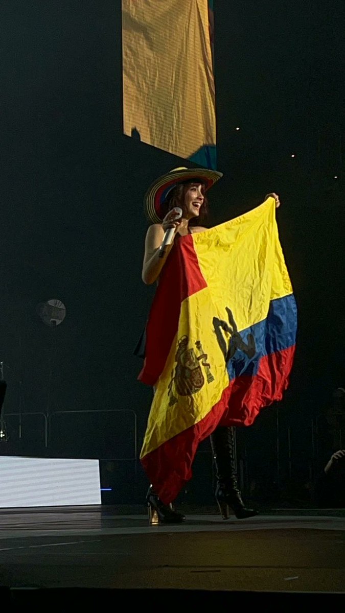 Mi niña toda feliz , te volveré a ver pero esta ves más radiante que nunca #cuartoazulaitana