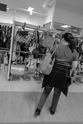 remmaphoto's tweet image. En el Mall... “Sin Editar”: #leicaq2monochrome #noir by © Rolando Emmanuelli dlvr.it/TS2HZ3 #sineditar #remmanuelli