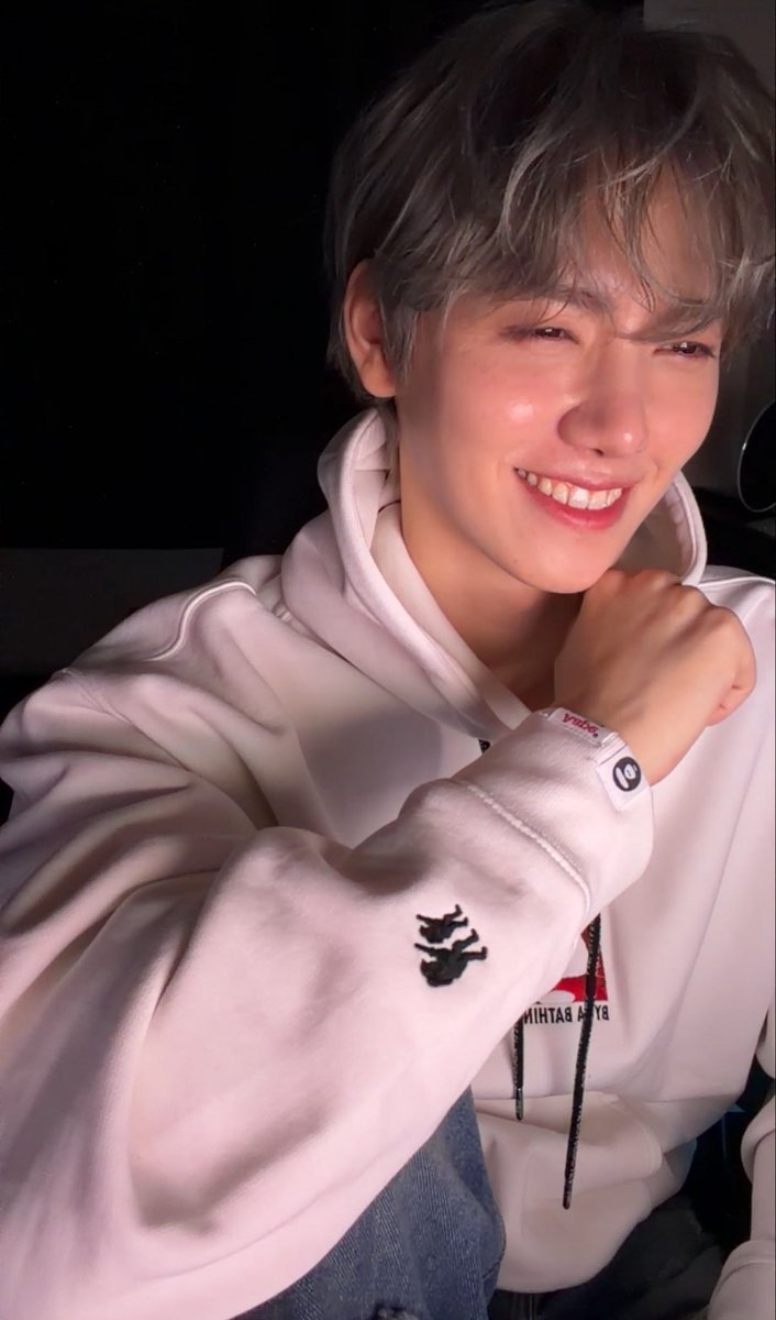 creaminhee's tweet photo. minhee reacts to cloud 9 mv ( he went from 😄 to 🥲 ) I CANT DO THIS 💔💔💔💔 https://t.co/lvuQGjmyhw