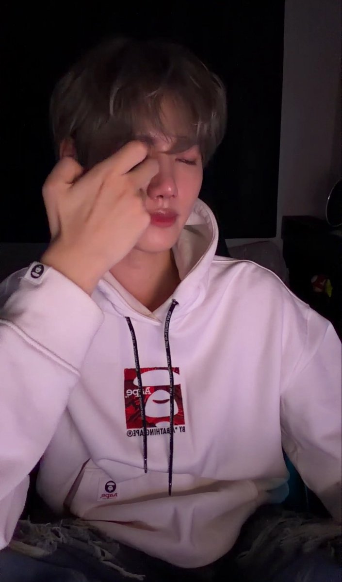 minhee reacts to cloud 9 mv ( he went from 😄 to 🥲 ) I CANT DO THIS 💔💔💔💔