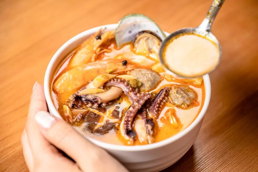 santiaaguit's tweet photo. Taste Thailand in Every Bite!  Spicy Tom Yum Goong with tangy lime, plump shrimp u0026 fresh herbs. Perfect balance of sour, spicy, sweet—your taste buds will thank you! https://t.co/Tg4w63cInU