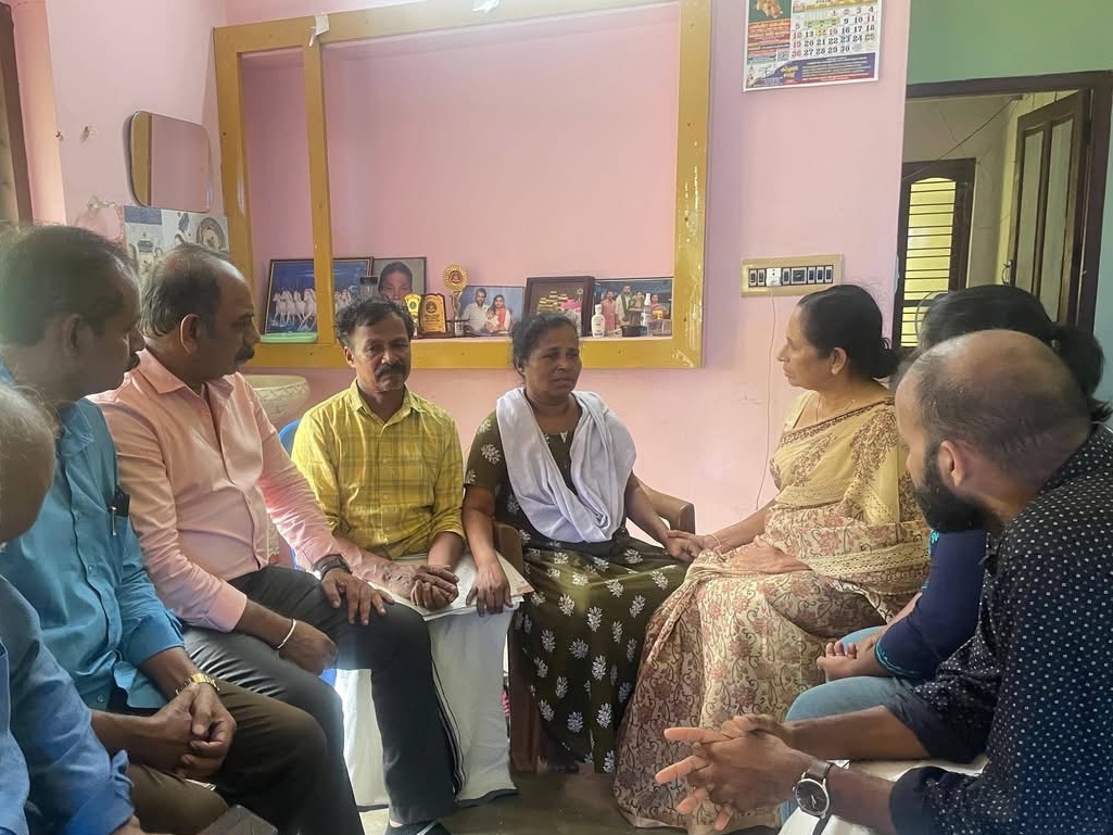 AAP delegation led by @AAPKerala Working President Dr. Celine Philip visited the family of Nidhin Raj, Kannur Dental College student who allegedly committed suicide due to #CasteDiscrimination &amp; mental harassment by teachers. 

We demand independent probe &amp; strict action.