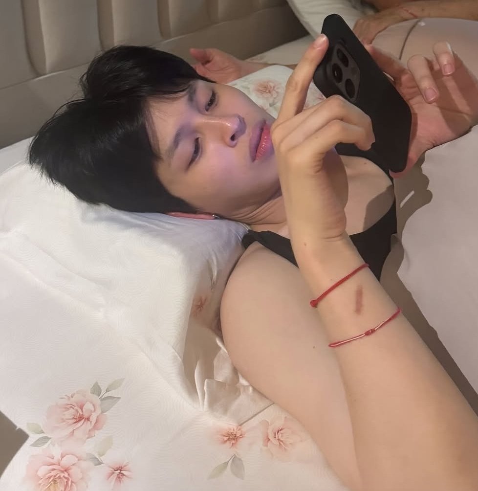 noompangpond's tweet image. เล่นมือถือ OPPO ก่อนนอน ไม่ใช่อะไรน่ะรีเช็คฟีดข่าวว่าวันนี้กระดุมเสื้อแควนทำงานไหมน่ะ คนคุมไม่อยู่ 😳😳