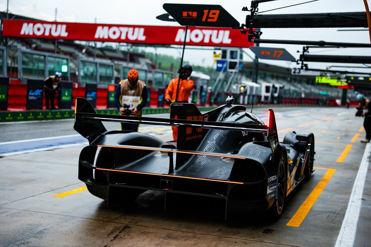 FIAWEC's tweet image. Making memories with @MagmaRacing 📸

#WEC #6HImola #Genesis