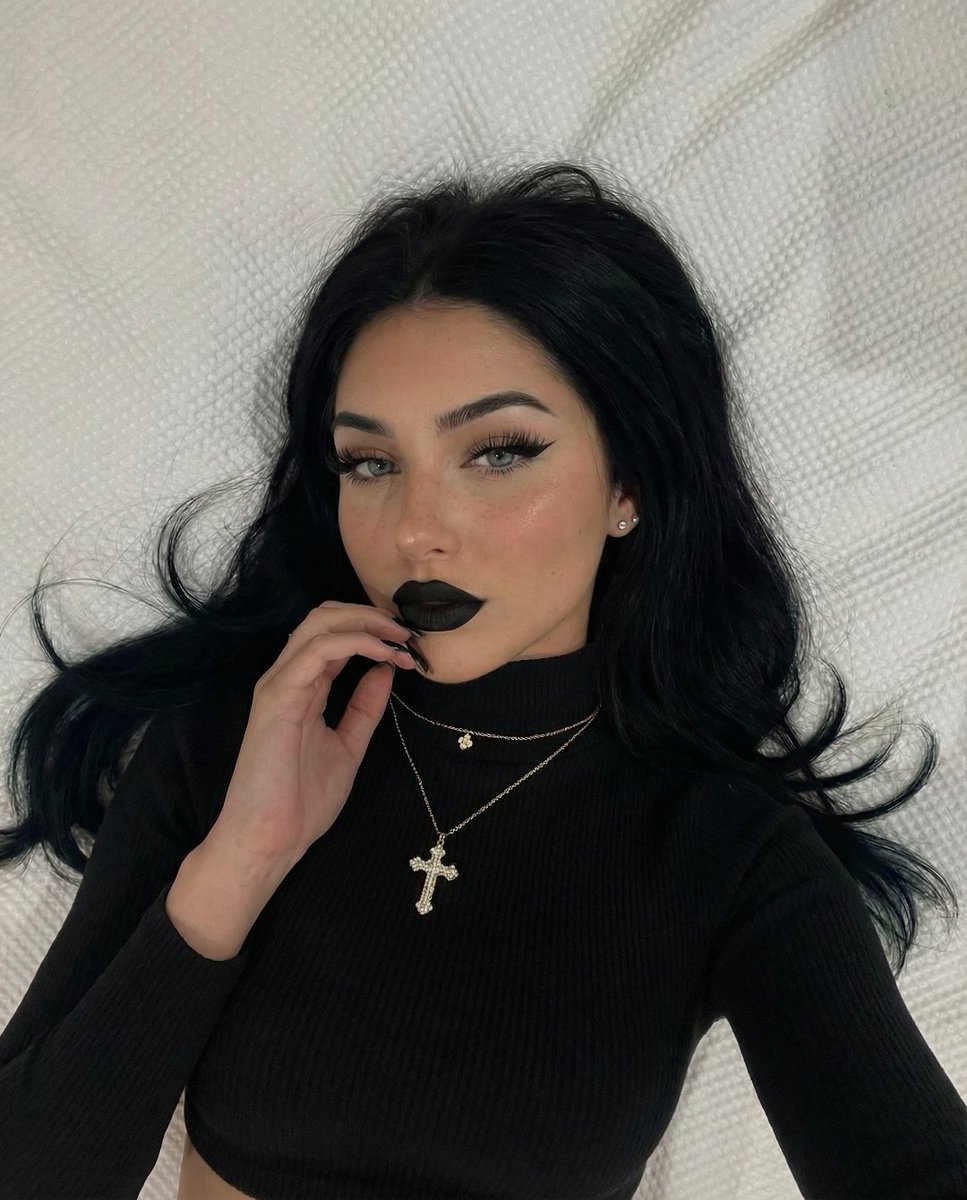 Gothgirlyara tweet media