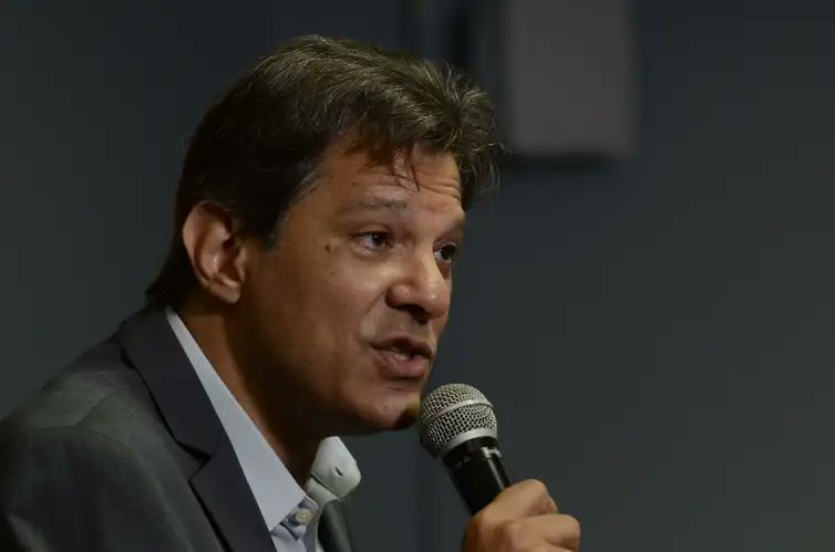 PCO29's tweet photo. "Eu acho que é meio desespero de causa atrair o PSDB, e os elogios que o Haddad faz ao PSDB são inacreditáveis, o PSDB foi a pior coisa que aconteceu ao Brasil.

O PT de SP tenta criar uma frente ampla com aquilo que Trotski chamou de sombra da burguesia, são políticos burgueses que a burguesia já descartou. O PSDB é esse partido, o partido dos políticos burgueses que foram desgastados pela burguesia."

Sobre a tentativa de aproximação do PT ao PSDB, Rui Costa Pimenta comenta na análise de 3ª, na Rádio Causa Operária.