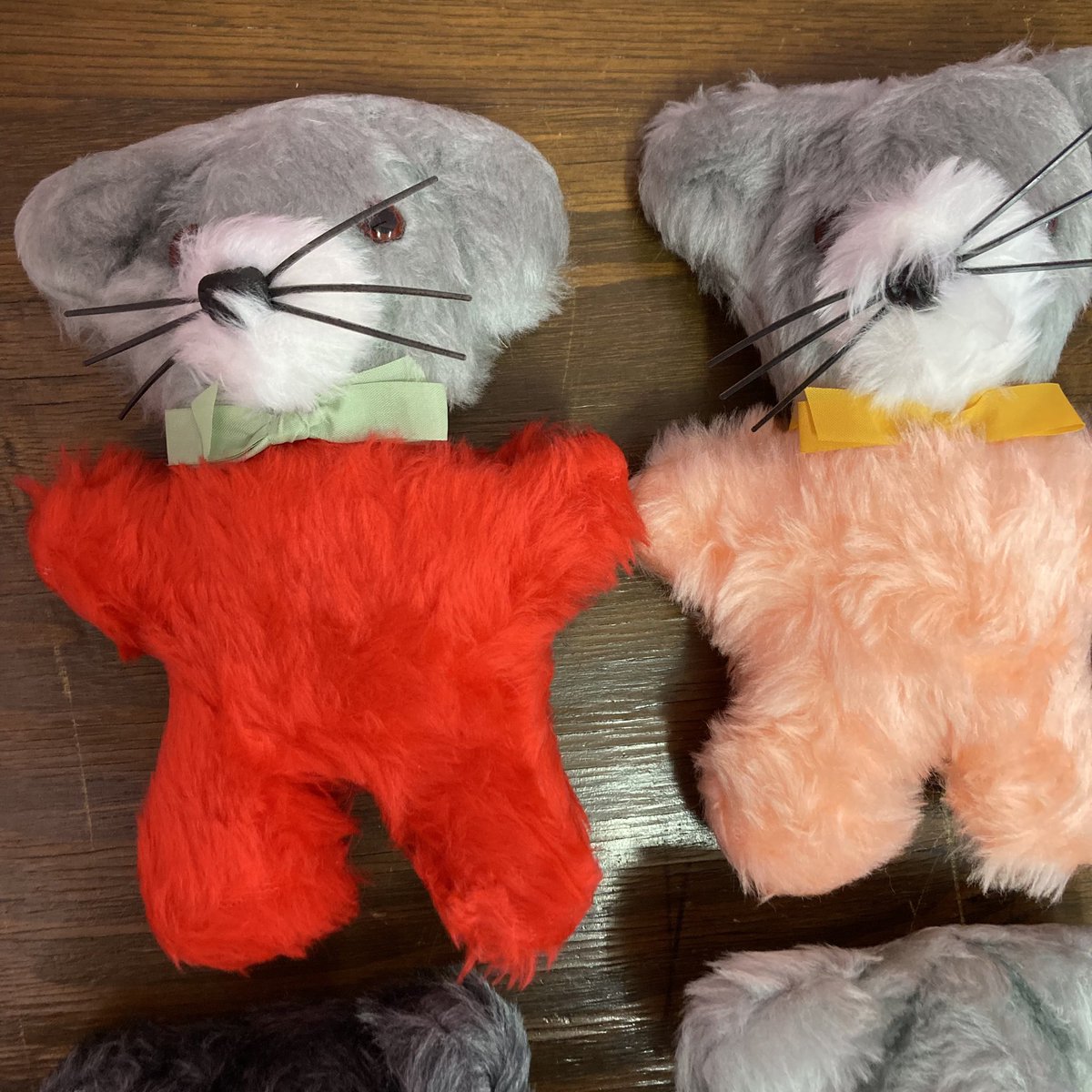 British madeの小さなねずみくんたち！入荷しております。70〜80sのデッドストック。この2頭身なところや、ぽわぽわ可愛い姿なのにおヒゲが存外立派にシャッキリ(でも触るとソフト😂)しているところがとてもキュート！お顔は濃いタイプと薄いタイプの二色おります。ボディカラーは他にもまだあるかも〜