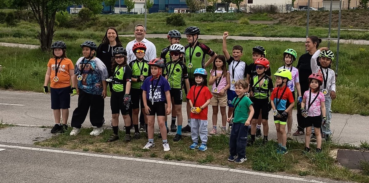 ciclismecat's tweet photo. 🚴‍♀️ Punt final a una nova edició dels Jocs Esportius Escolars de Ciclisme al Circuit Municipal de Ciclisme de Terrassa

La iniciativa del @CEVOTerrassa i l'@EscolaCiclismeV, amb la col·laboració de la Federació Catalana de Ciclisme

#ciclismecat https://t.co/cELBju7Ixc