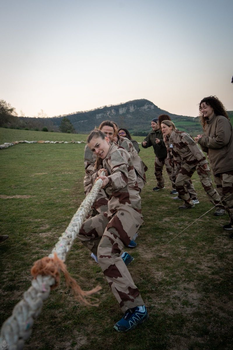 Cdc_13eDBLE's tweet image. 🔴🟢 #13DBLE X @CDC_2eREI 

« Vis ma vie » de légionnaire

Immersion sans concession des épouses de cadres et de légionnaires de la 13ᵉ DBLE et du 2ᵉ REI dans les conditions de travail de leur mari : tir airsoft, descente en rappel, ration de combat, réveil musculaire, veillée